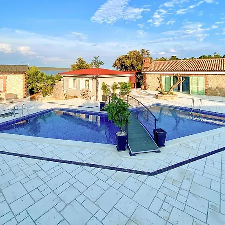 Front In With Jacuzzi * Nerezine