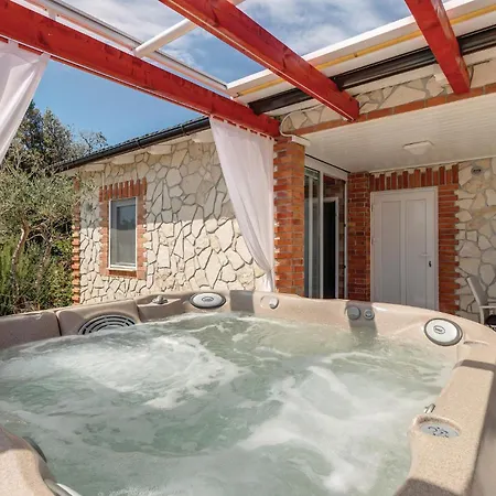 Dom wakacyjny Front In With Jacuzzi