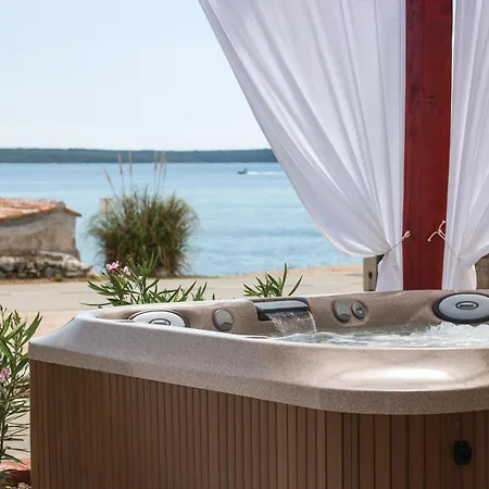 Front In With Jacuzzi *