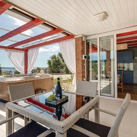 Holiday home Front In With Jacuzzi